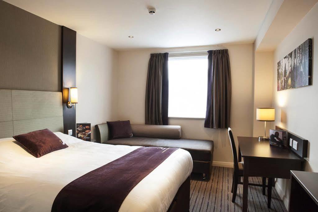 Premier Inn ヘイル エクステリア 写真