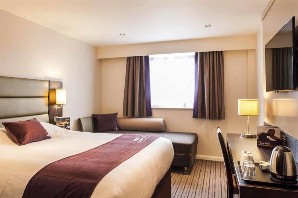 Premier Inn ヘイル エクステリア 写真